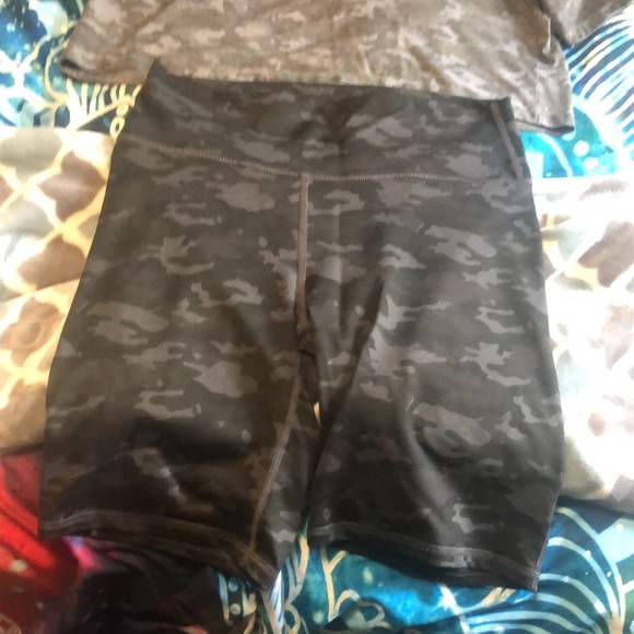 ✨2/$75 ✨ Camo Fabletics shorts and boxy crop top outfit - Picture 3 of 5